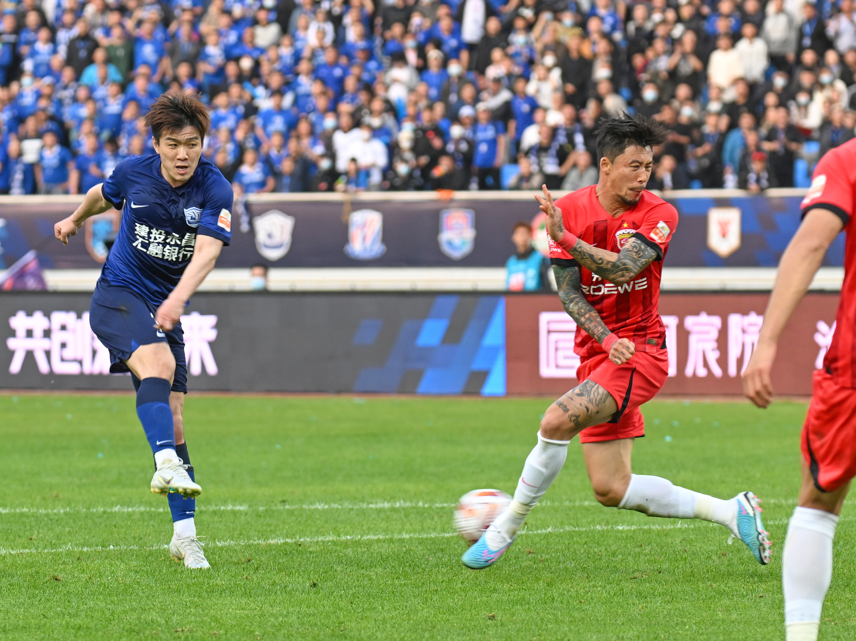 中超联赛直播上海海港vs沧州雄狮,中超上海海港vs山东泰山3张红牌