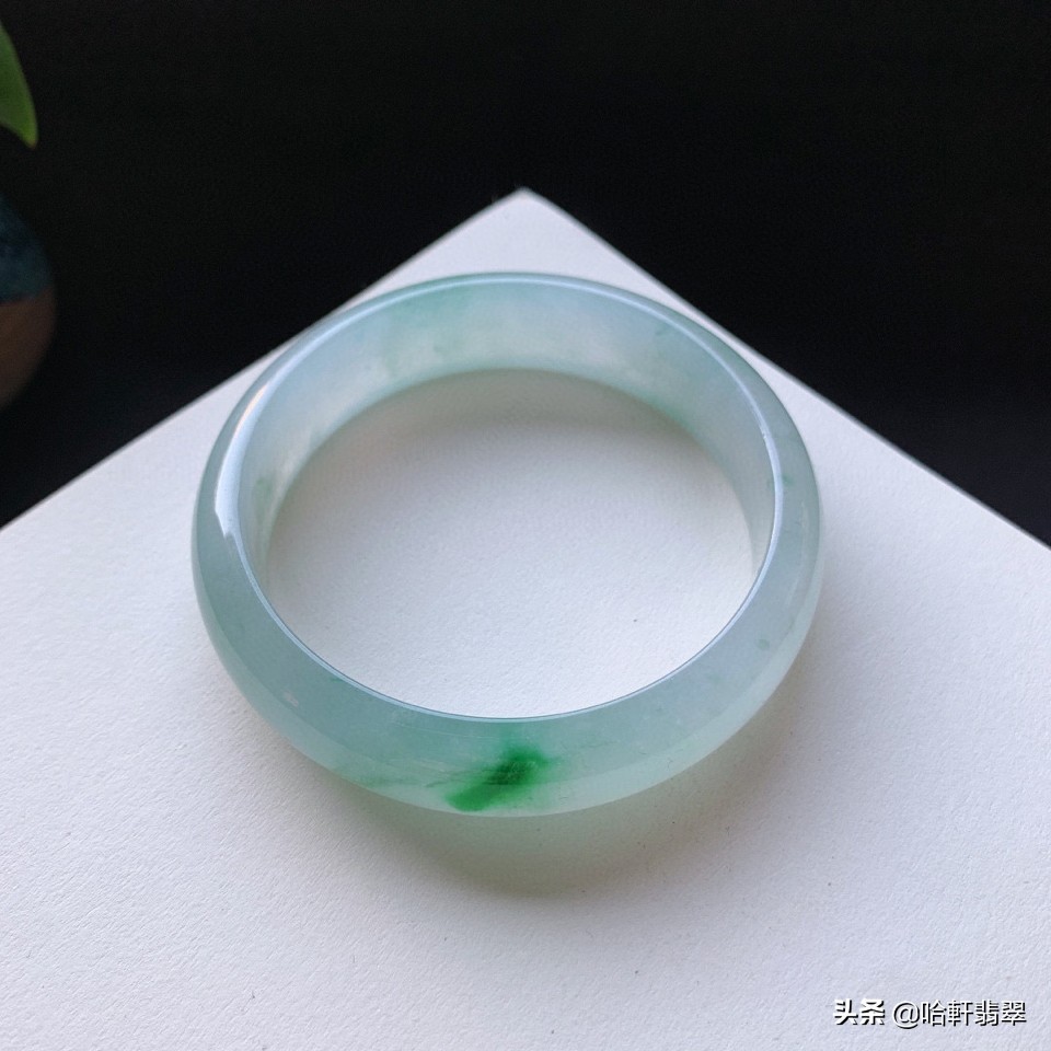 3000左右能买什么样的翡翠挂件,三万预算买翡翠镯子还是吊坠好