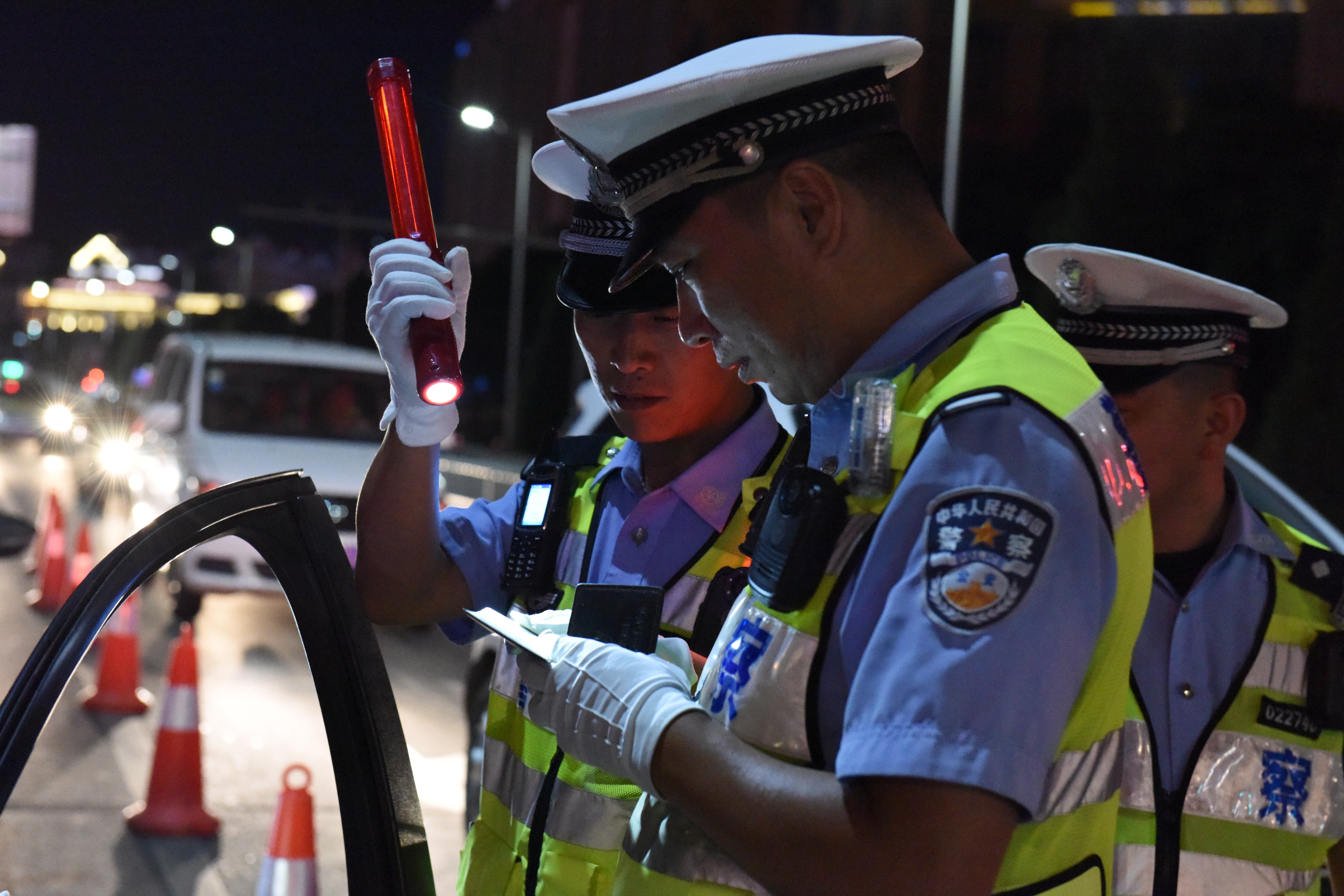 党旗在一线飘扬交警,公安党旗在基层一线高高飘扬