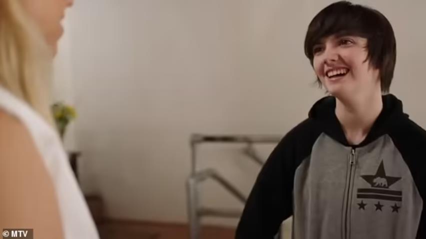 美国女子16岁时女变男被拍进纪录片，如今后悔：我变胖，还变丑了