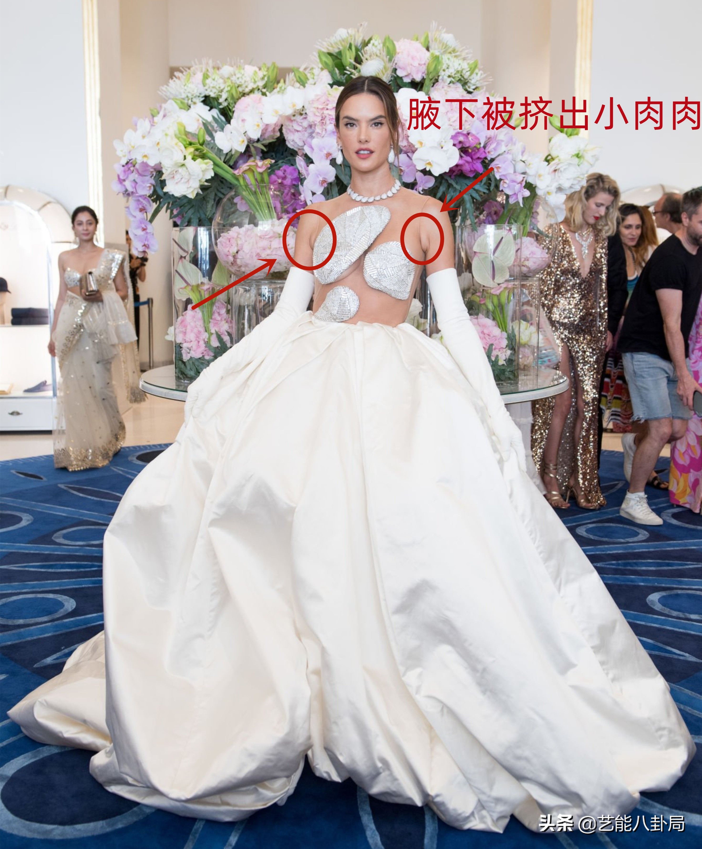 汤唯穿白色抹胸晚礼服,戛纳红毯撞衫范冰冰