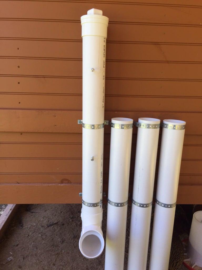 就喜欢养点花花草草,在楼顶菜园用笼子养鸡