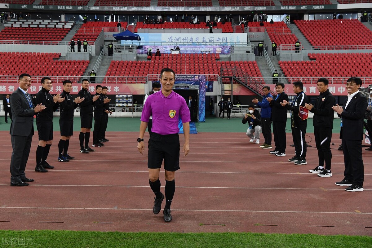 太意外!名记揪出中超黑哨,高洪波玩大了,媒体人:还能报复几次