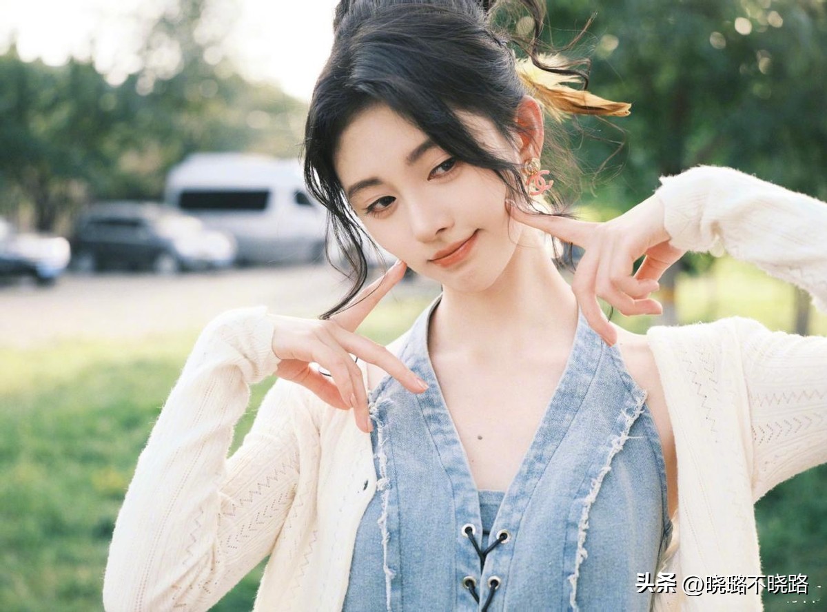 今年火了一种发型叫“龙须刘海”，洋气吸睛，热巴、关晓彤都上头