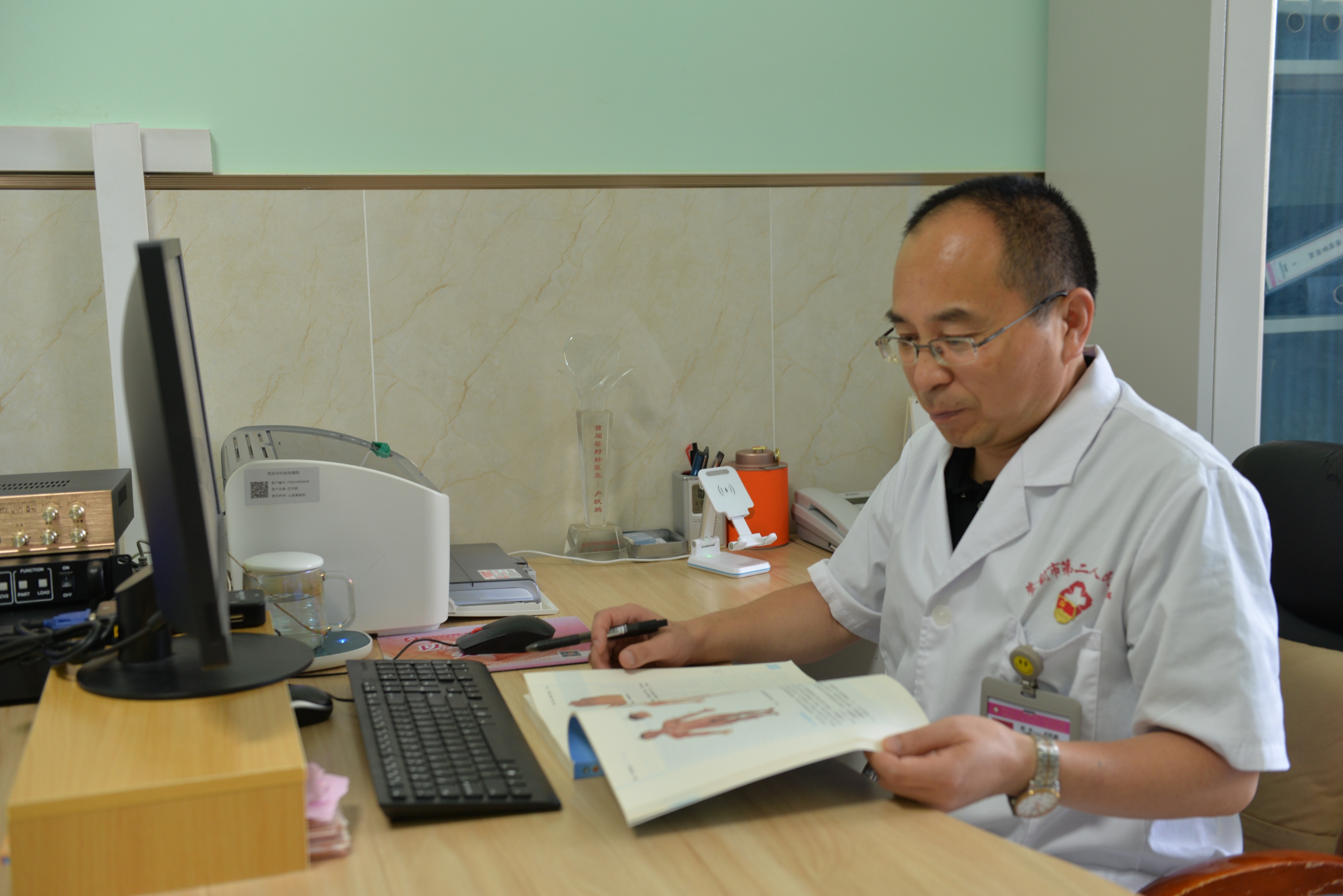 【名医风采】卢跃鹏：康复患儿的守护天使