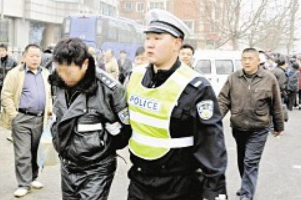 大连2001年打死交警案后来怎样,大连当街打死交警凶手怎么判的