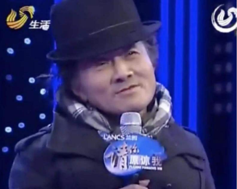 山东65岁拾荒大爷，每日扎小辫涂胭脂，无视他人嘲笑：我无愧于心