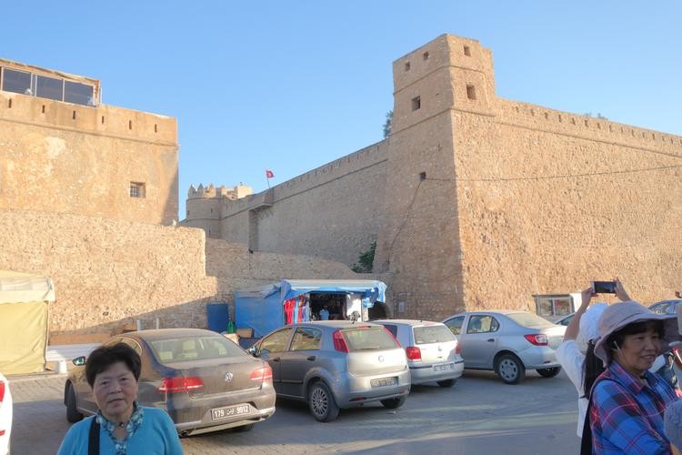 突尼斯历史遗产和建筑，反映了突尼斯怎样的文化背景？