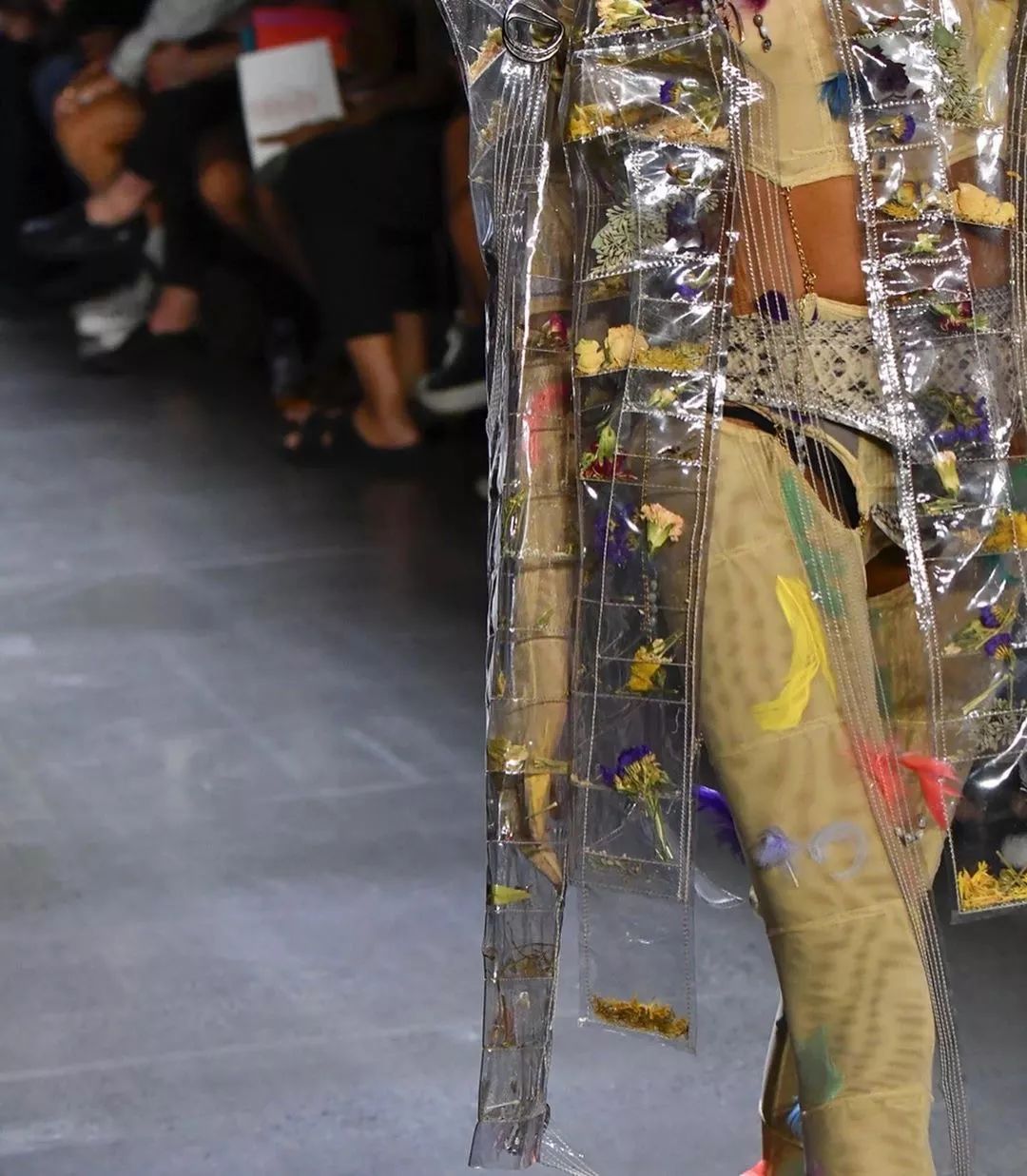 将鲜花封存,变成华服,玩转自然材料的日本设计师