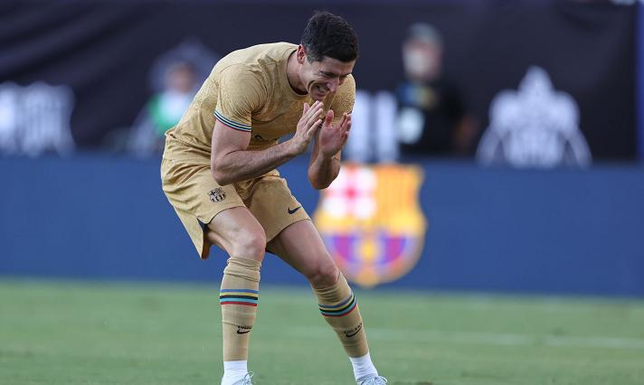 莱万两球拜仁客场6-2大逆转,莱万对战巴萨梅开二度