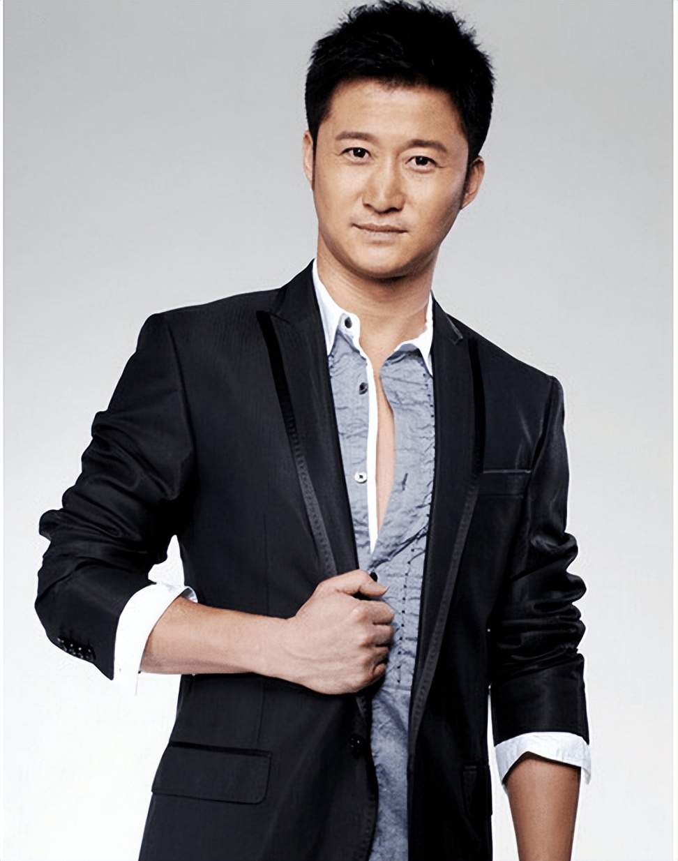 吴京：实现父亲的两个心愿，将脑血栓父亲当孩子疼