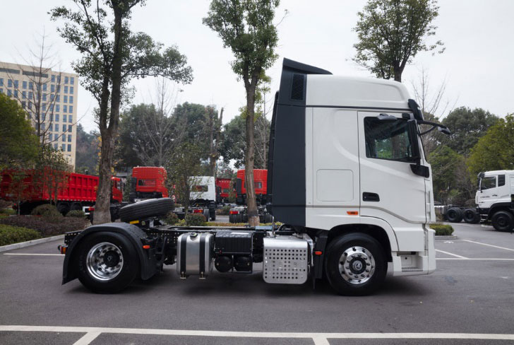 东风天龙旗舰kx660马力牵引车扭矩,600马力东风天龙王者版绿色的