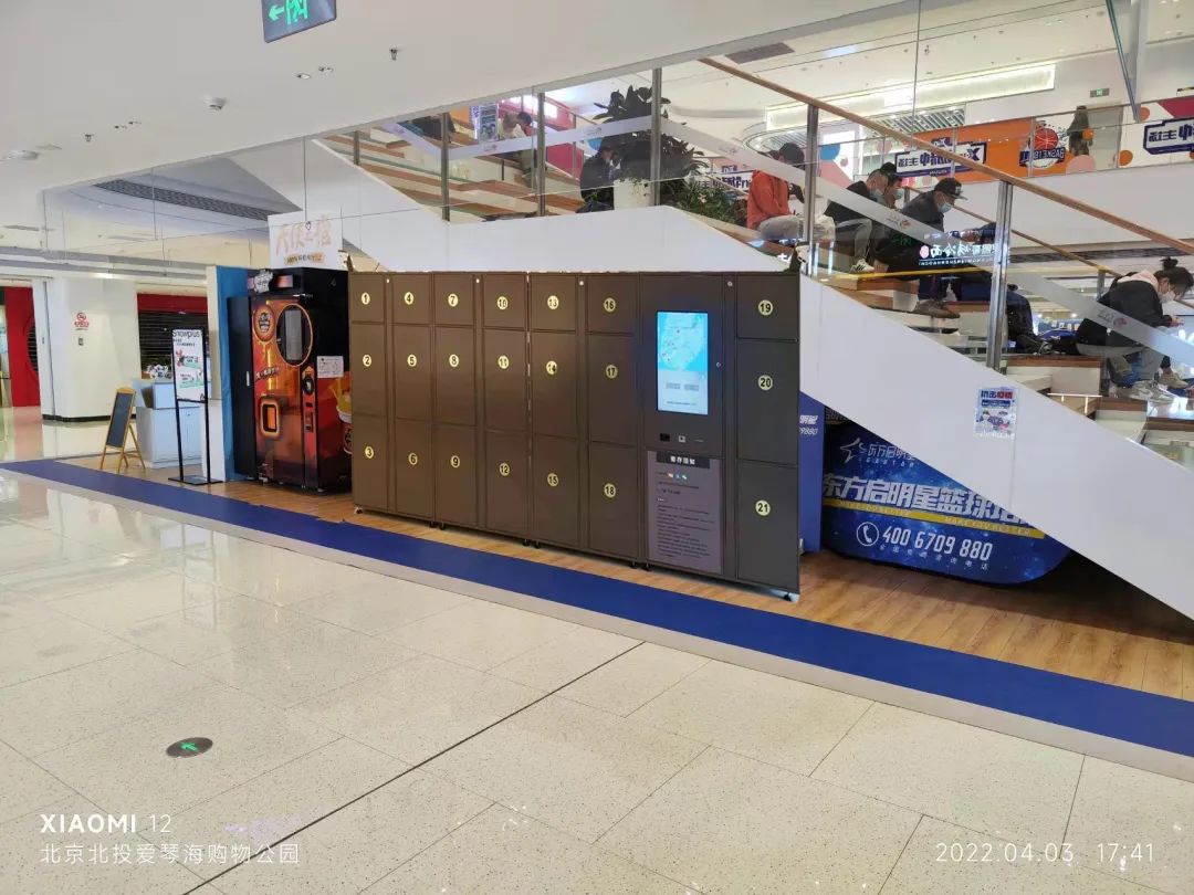 购物中心电梯两边手扶梯陈列 (购物中心顶楼业态规划)