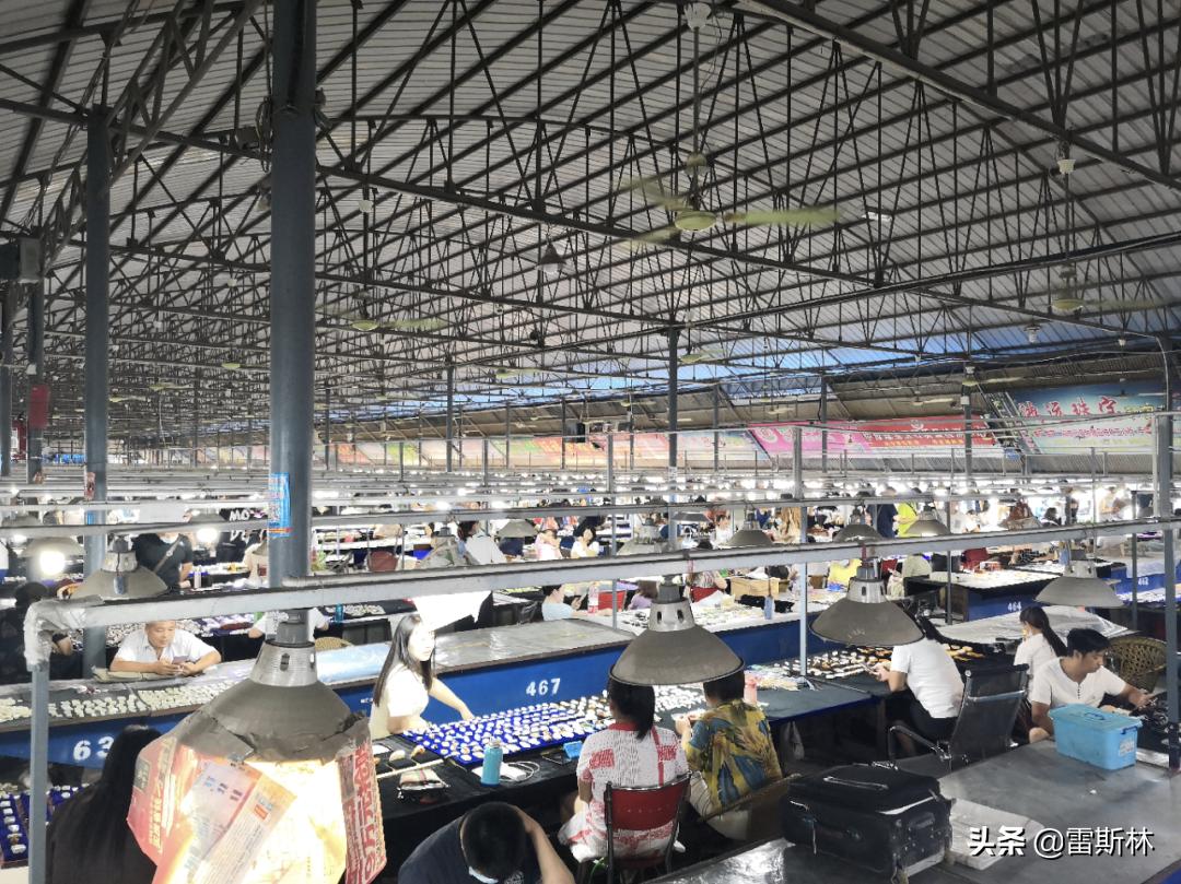 站在风口上的玉雕小镇 (玉雕小镇的夜景)