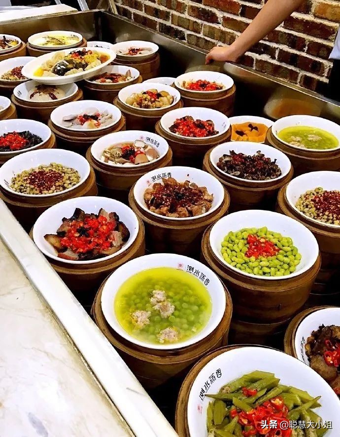 一场烟花登顶热搜！满城美食火成顶流，这座夏日小城太宝藏了！