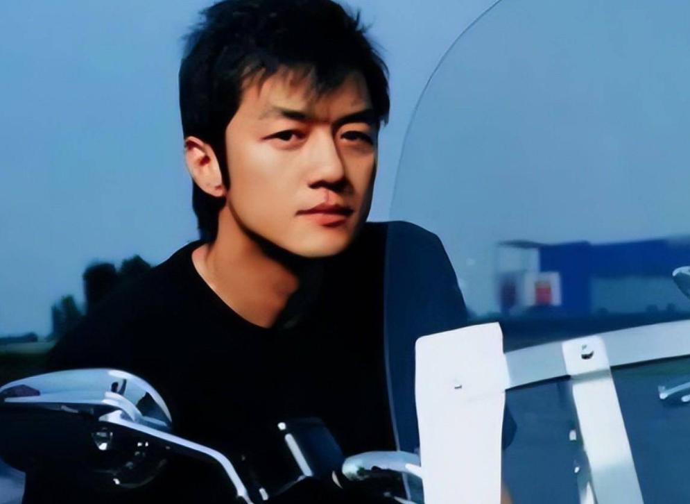 李亚鹏电动车,李亚鹏送李嫣上学全集