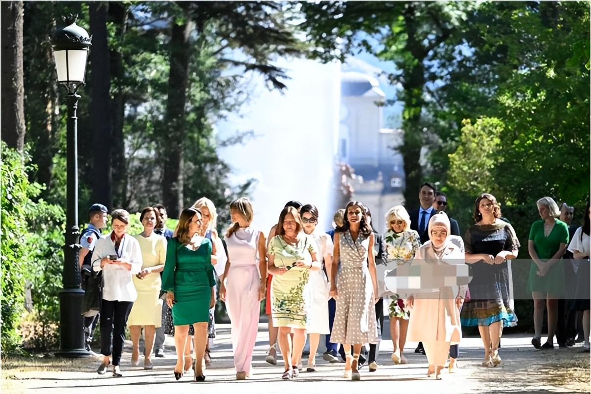 北约领导人夫人合影,北约峰会夫人