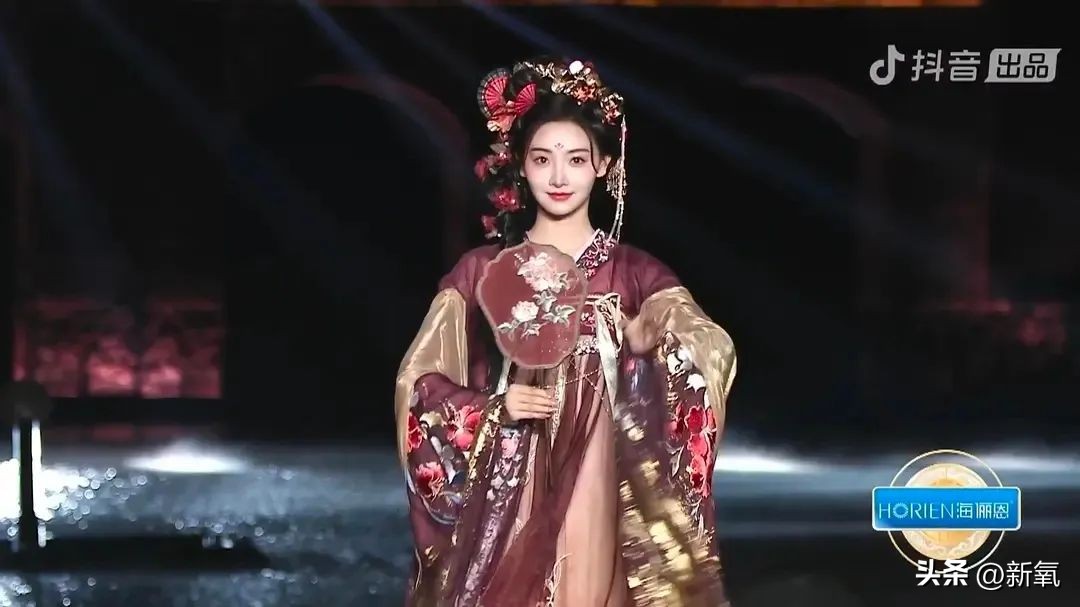 马凡舒第几次登春晚,春晚主持人马凡舒女团