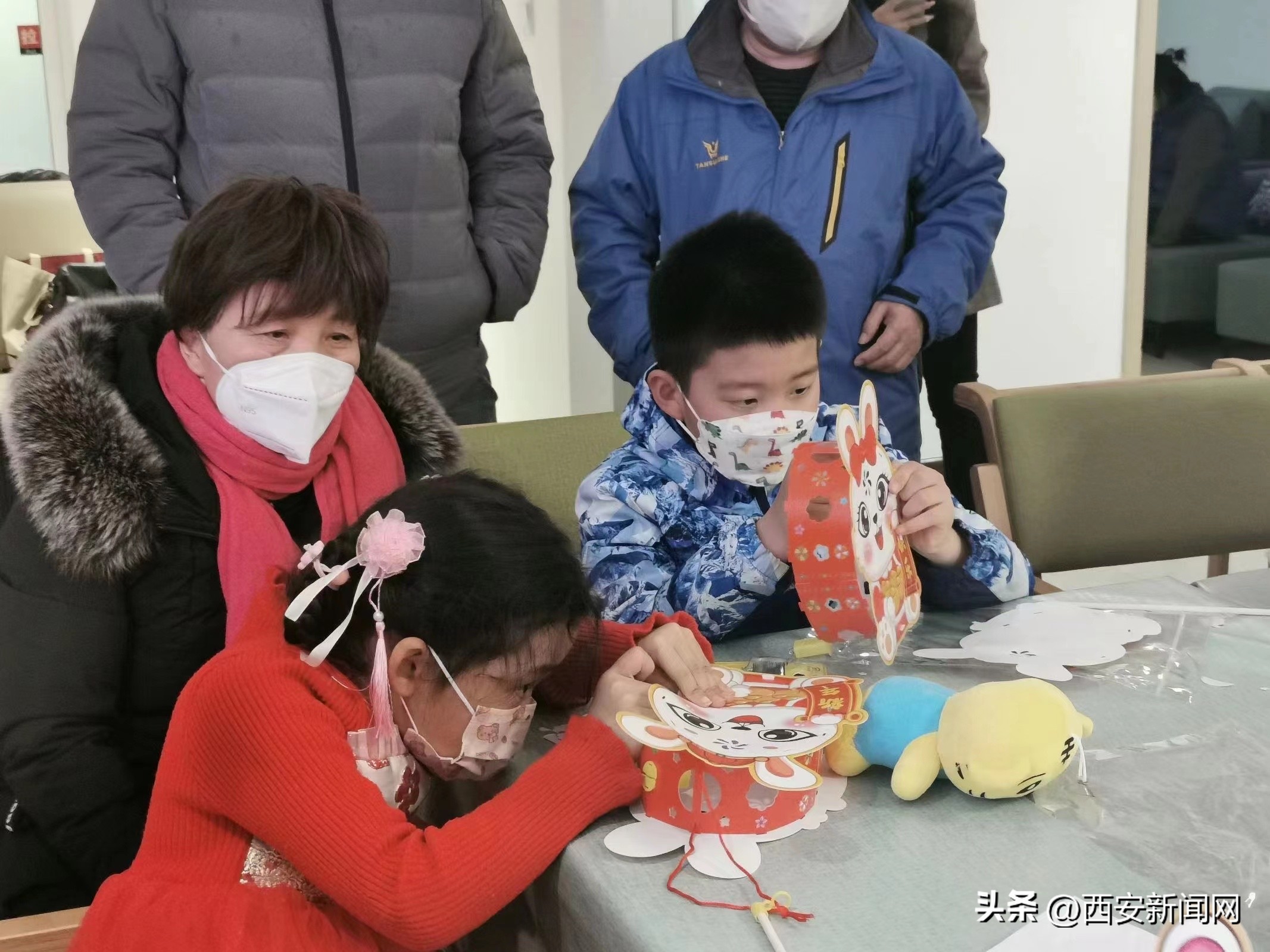 巧手做花灯冰雪文化季,巧手做花灯传承民俗情