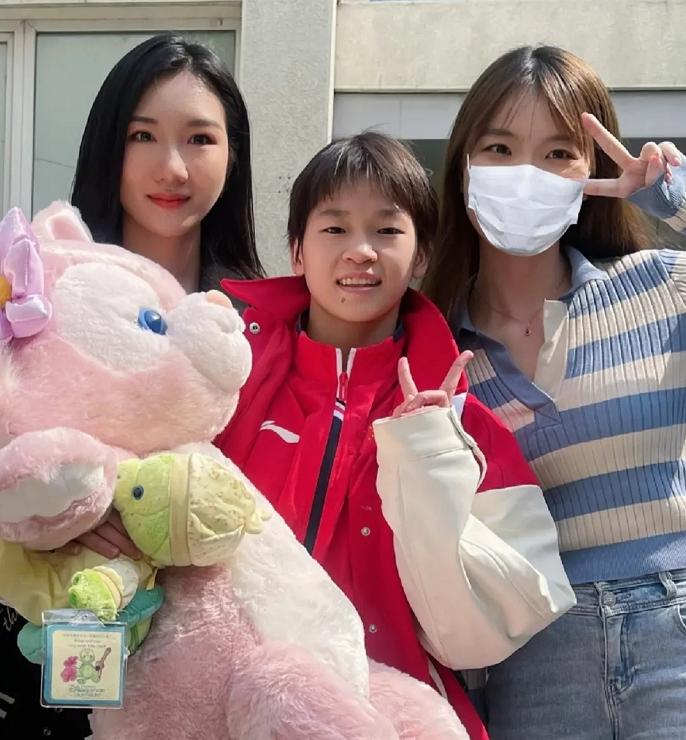 16岁的全红婵身高猛增发育成熟，穿运动内衣秀腹肌，自律终会强大