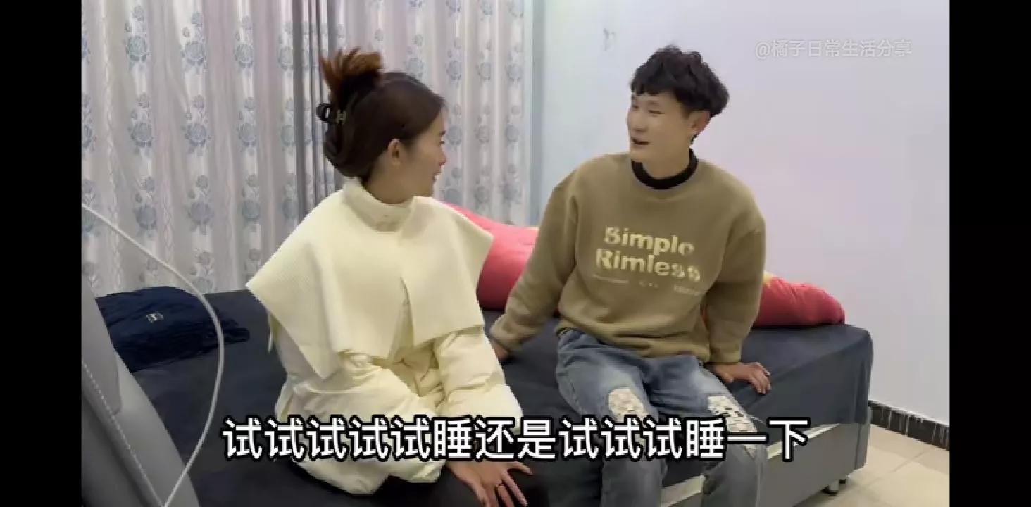 小贤半夜被橘子叫醒,小贤突然约橘子去他家吃饭