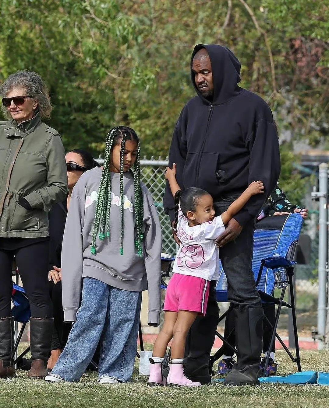 侃爷前妻卡戴珊,侃爷前妻卡戴珊穿搭