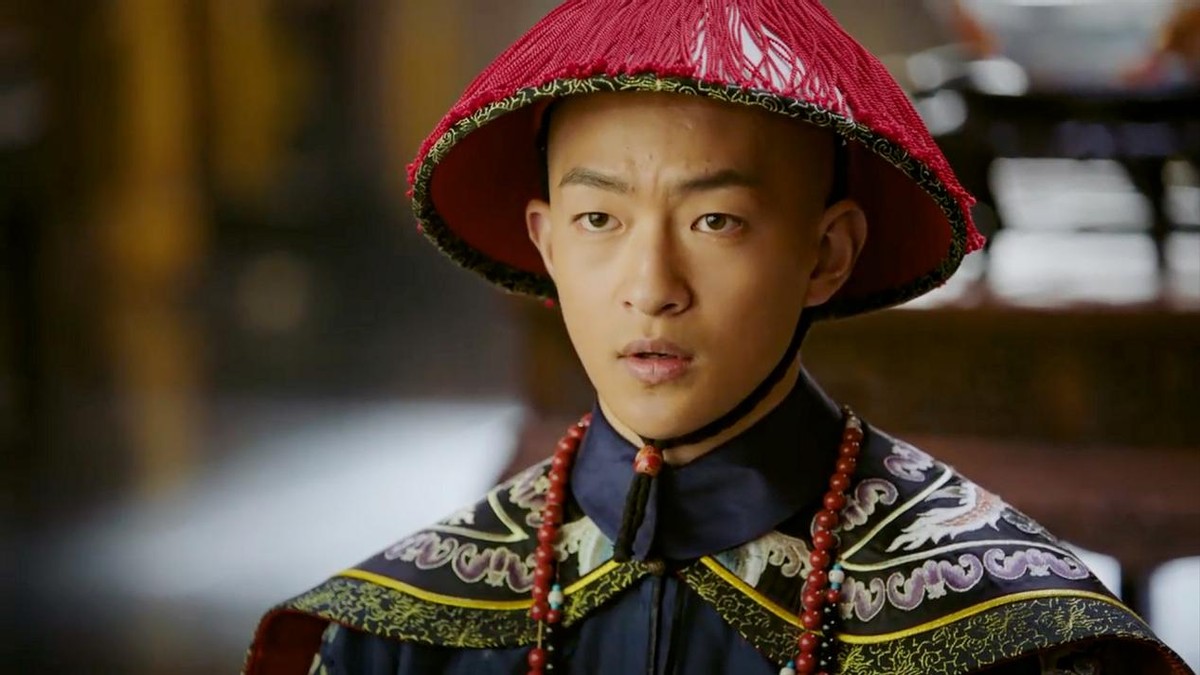 如懿剪掉她的画像焚烧,如懿死前把画剪了