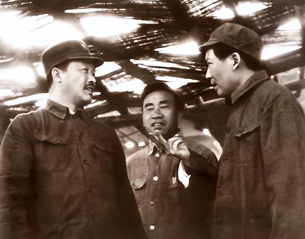 55年毛主席审阅元帅名单时，看到贺龙名字调侃道：他可是个好配角