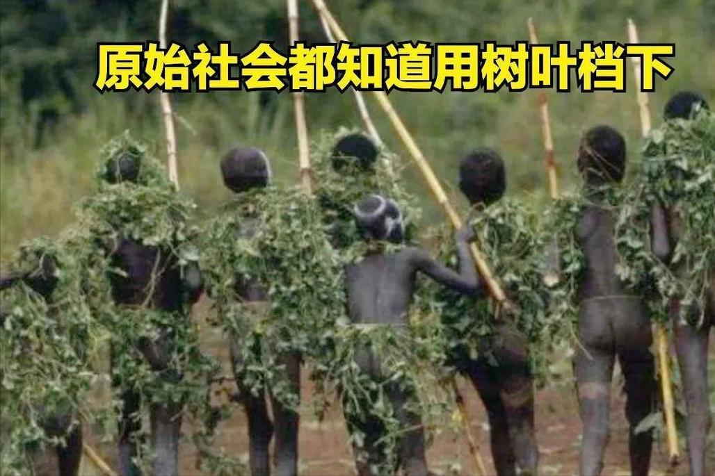 开裆裤，裸胸装，2023年高奢大秀一个比一个奇葩，暴露就是时尚？