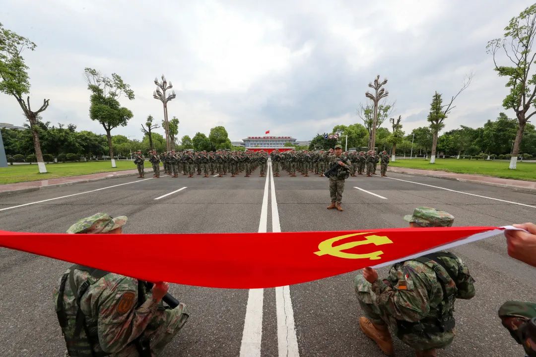 一组镜头，看看夏日军营的别样青春