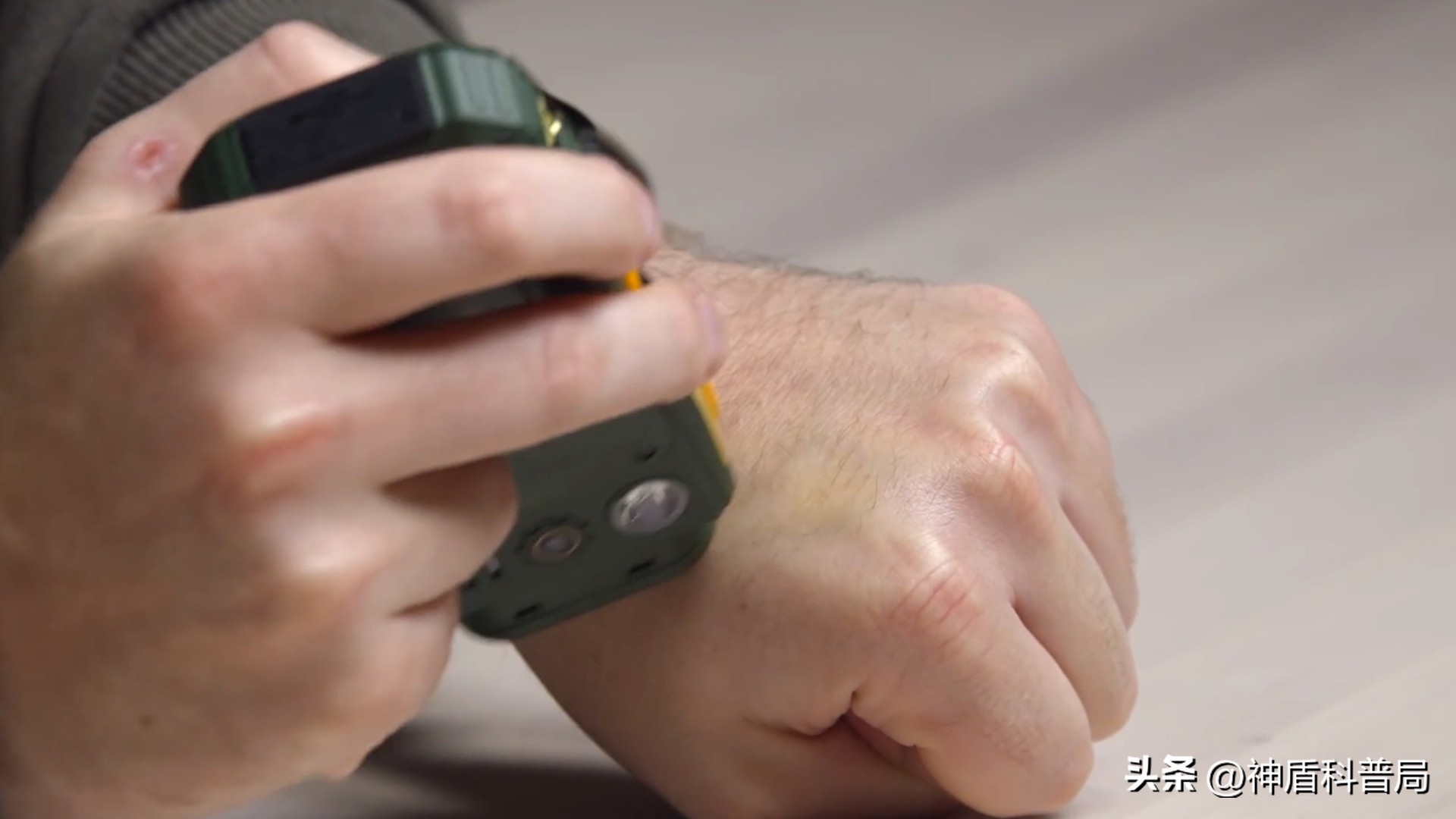 美国大叔买老年机,美国大叔购买中国挖掘机