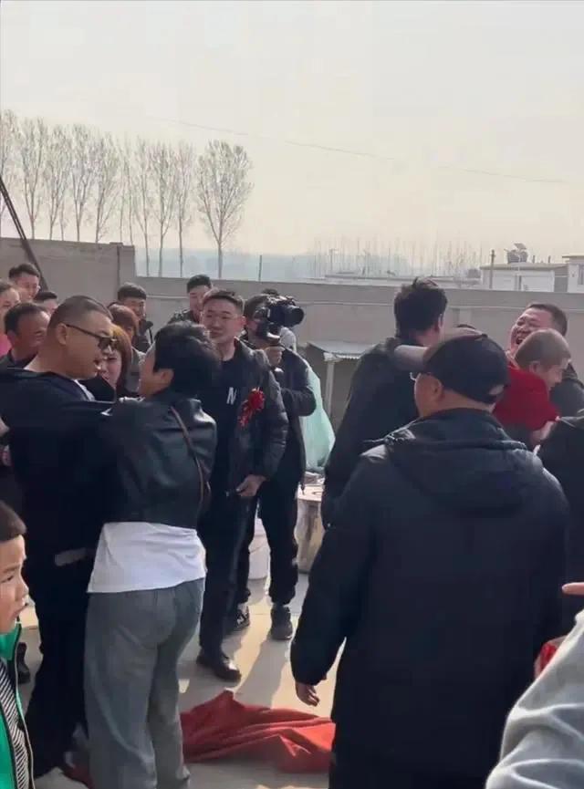 堵门伴娘丈母娘吃速效救心丸,闹婚堵门丈母娘吃救心丸海峡网