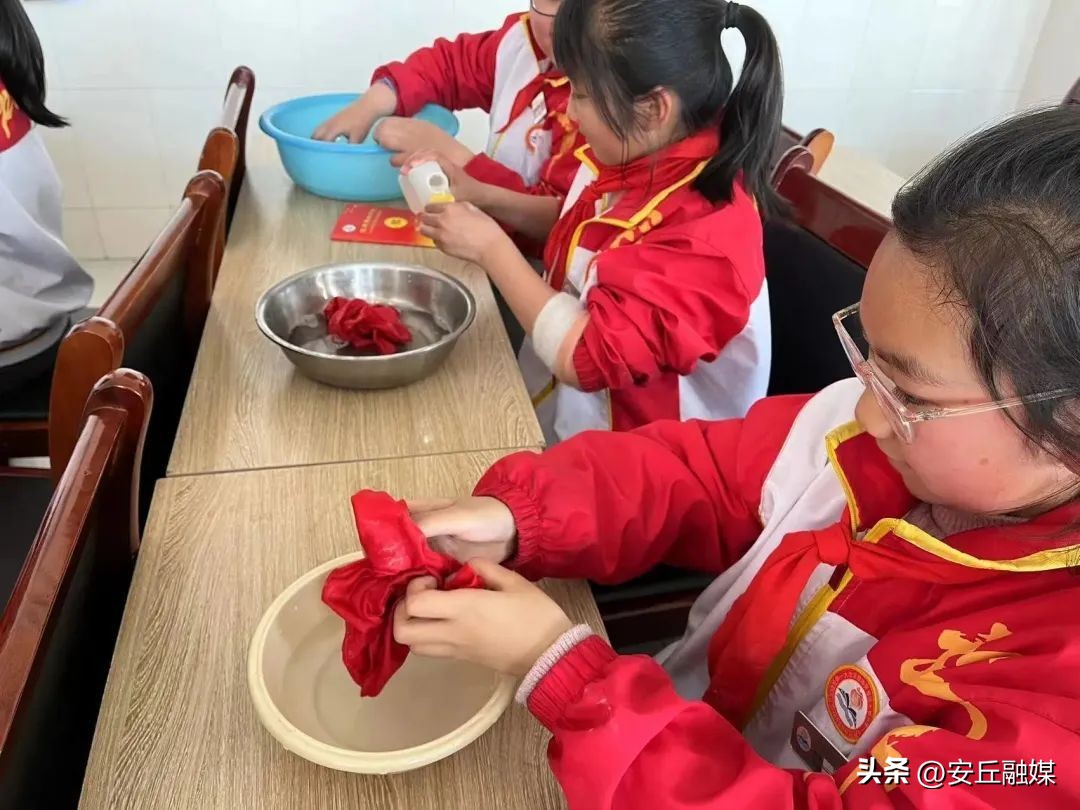 五一劳动节劳动最光荣小学一年级,小学五一劳动节社区劳动实践