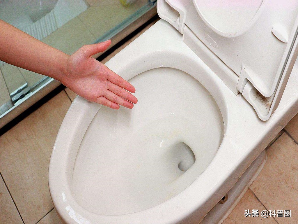 冲马桶时要不要盖盖子央视辟谣,冲马桶盖盖子和不盖盖子对比