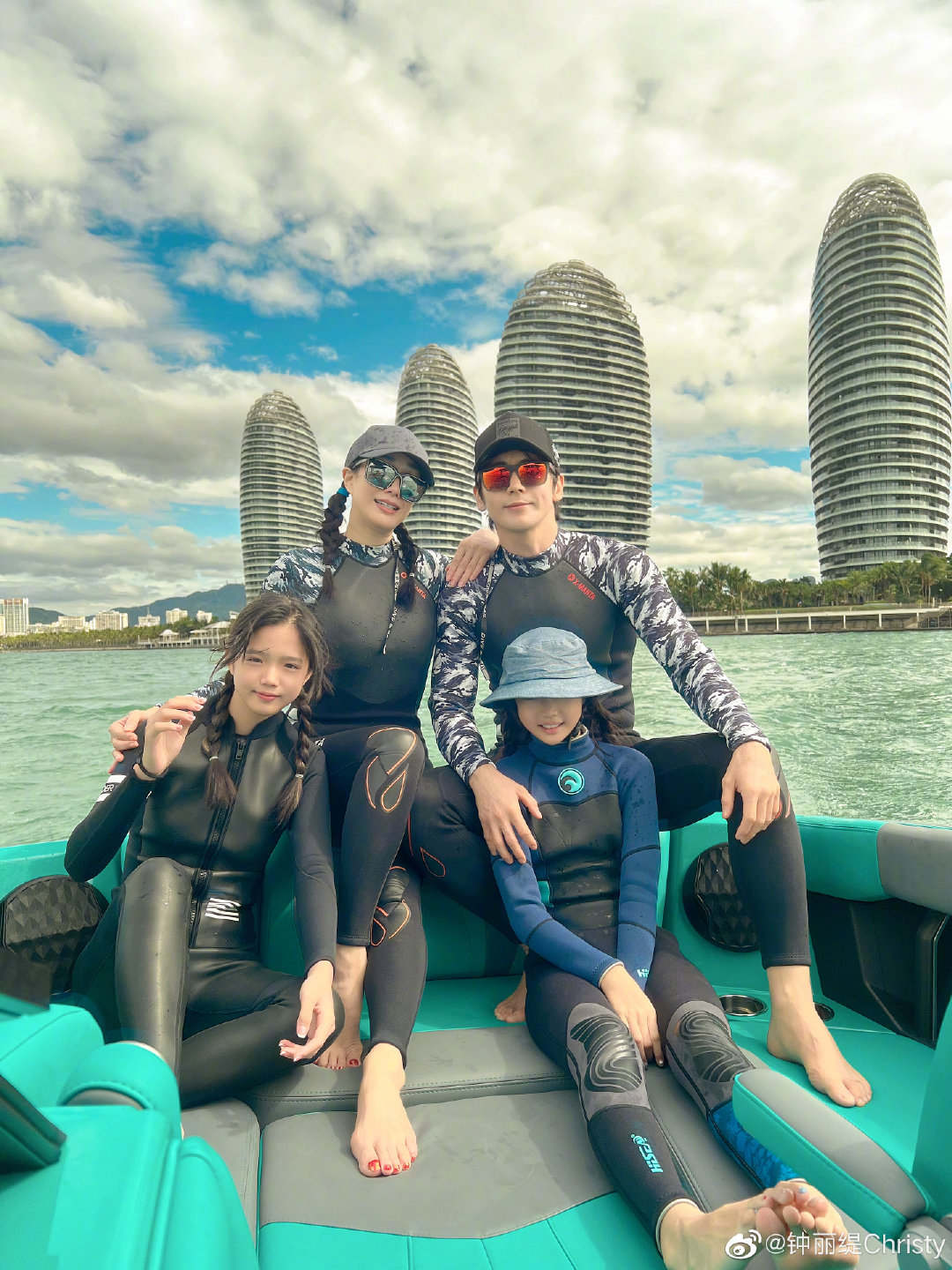 棣欐腐濂虫槑鏄熶笌鑰佸叕鐩存挱鍗栬揣,棣欐腐濂虫槑鏄熷拰鑰佸叕甯﹁揣鐩存挱