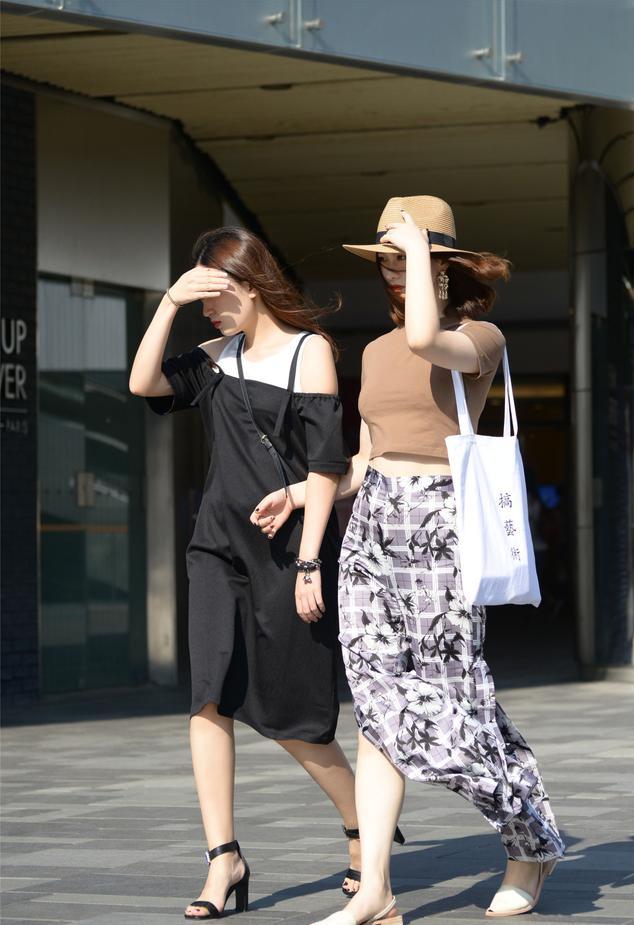 咖啡色t恤搭配蓝色裤子图片,咖色t恤与白色阔腿裤女怎么搭配