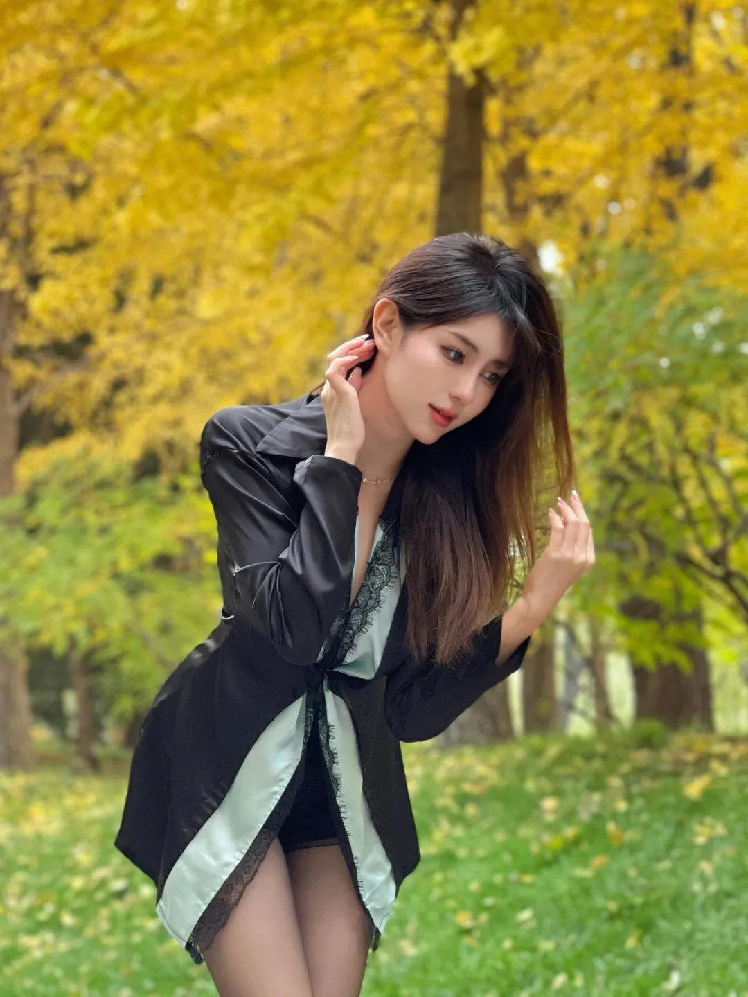 纯欲风！性感睡衣裙配黑丝高跟鞋去探索北京的秋天