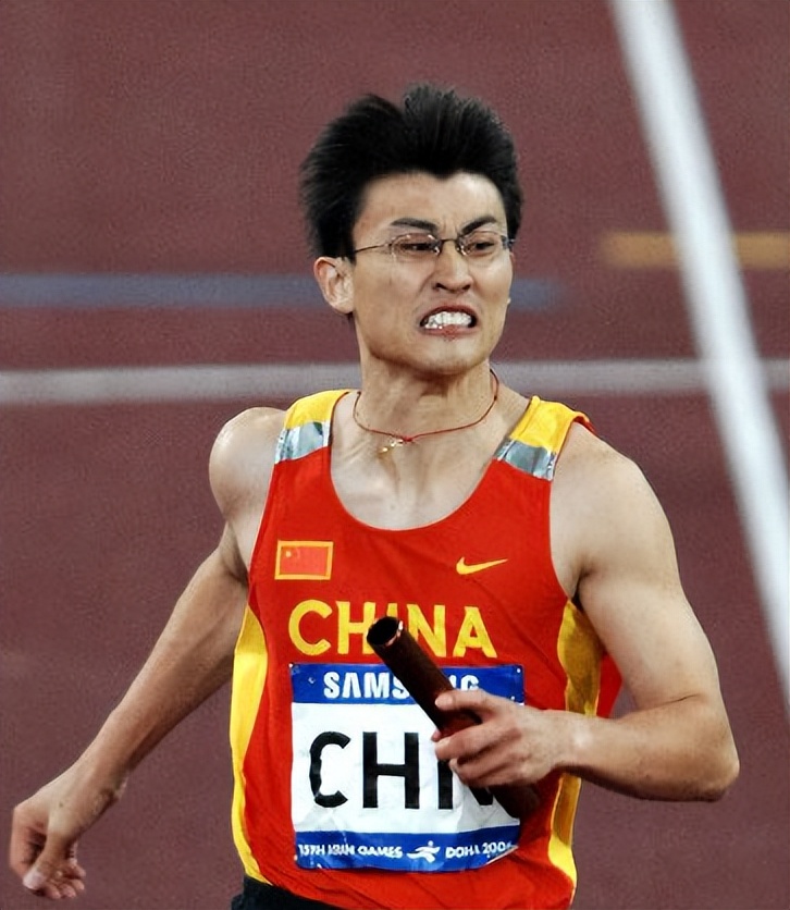 眼镜飞人胡凯：18岁才练习百米却加冕世界冠军，如今是清华副教授