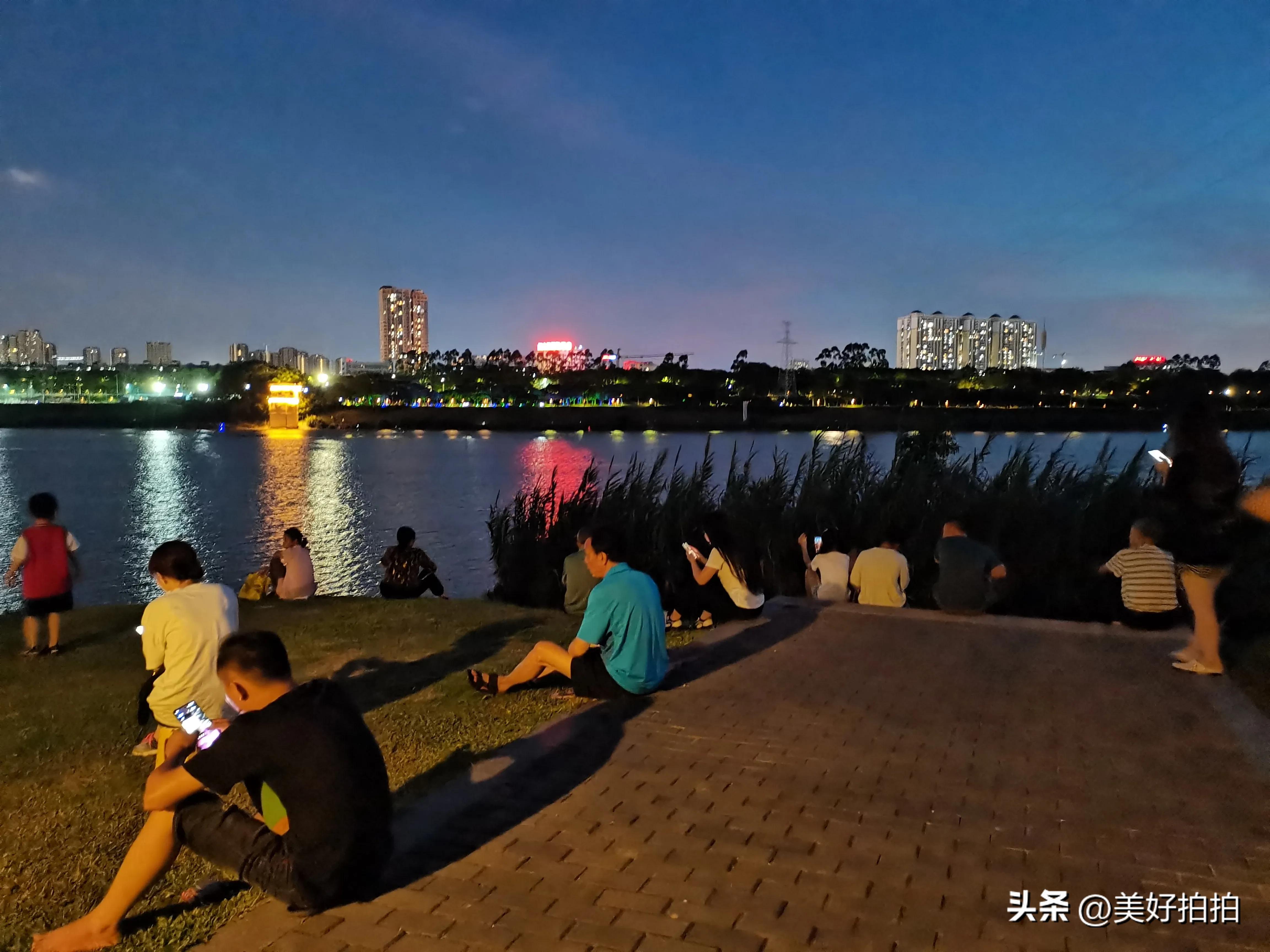 邕江边尽情放松,夜晚邕江边吹吹风