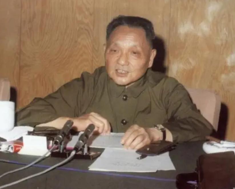 78年，*小平邓**访问新加坡，李光耀问他：如果你出生在新加坡会怎样