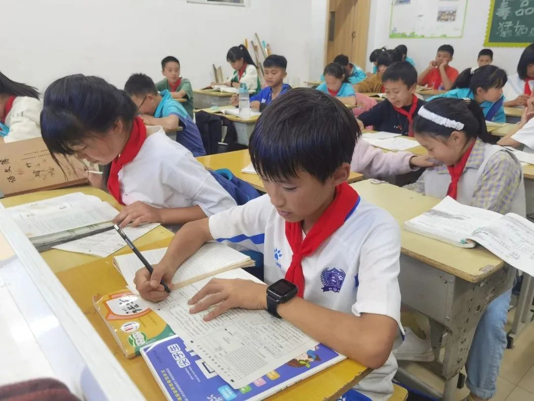 大山深处孩子们的足球梦,支教老师为大山孩子筑起足球梦