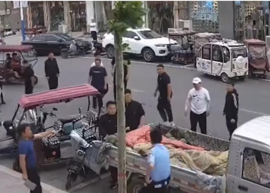 城管砸西瓜执法遇到警察,西瓜摊贩抗拒城管执法后续