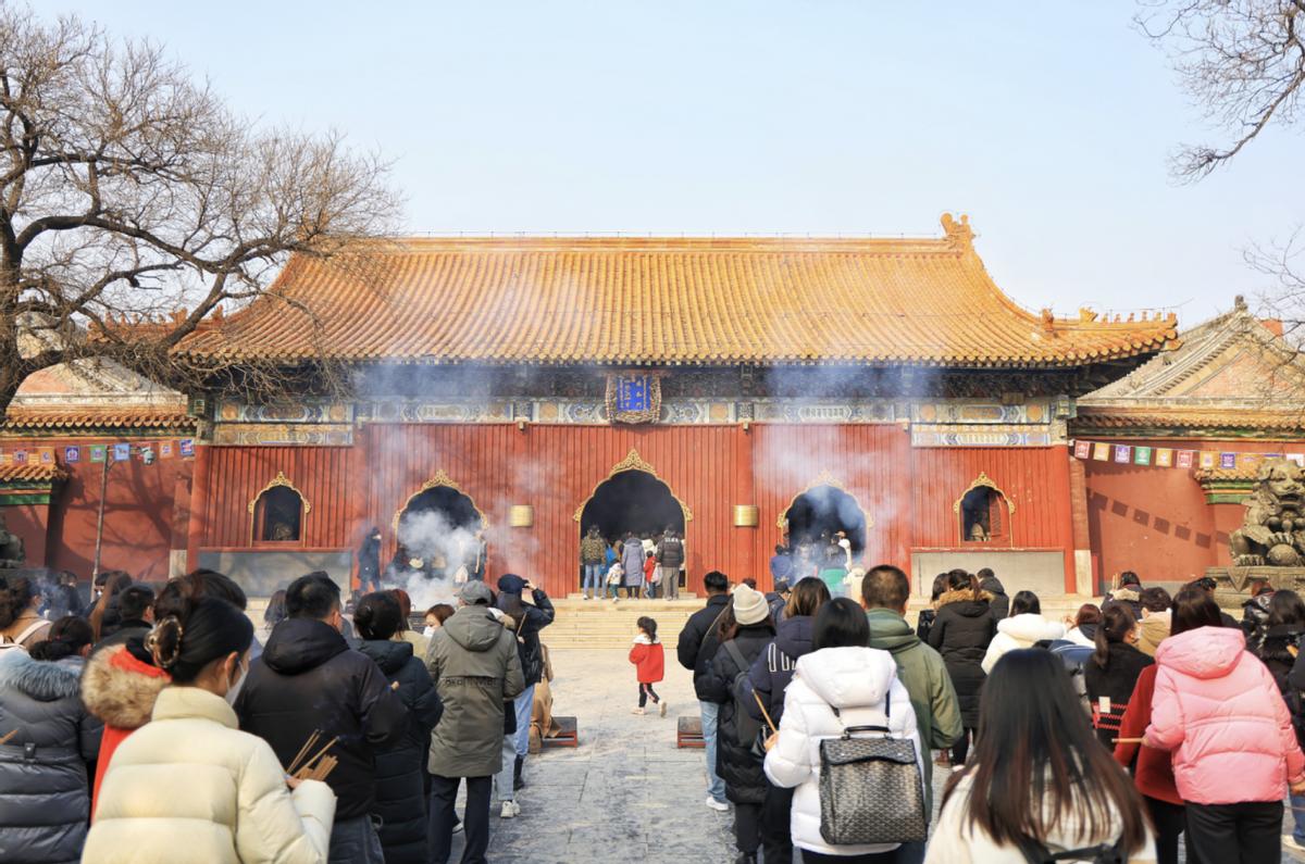 大量年轻人涌入寺庙：烧香拜佛成新型解压*法大**，一串手链卖890元