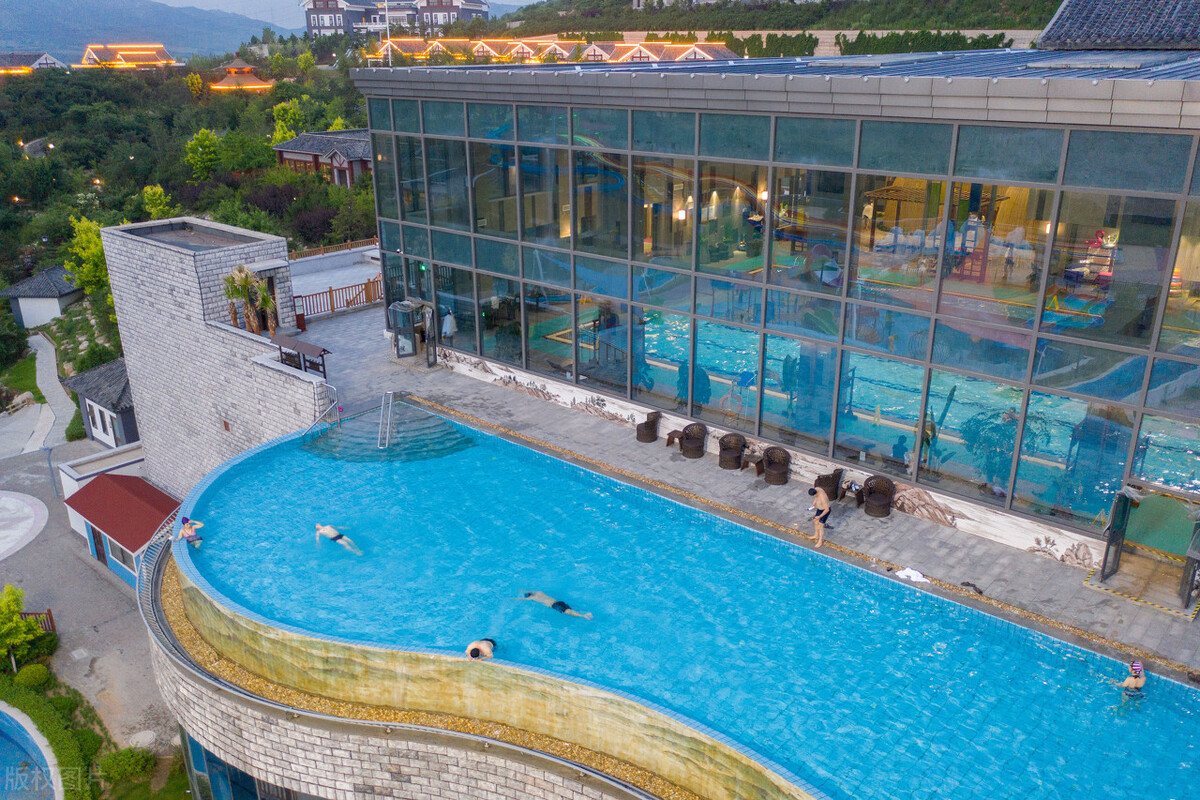 冬天哪里温泉度假村最好,泡温泉地方推荐室内温泉