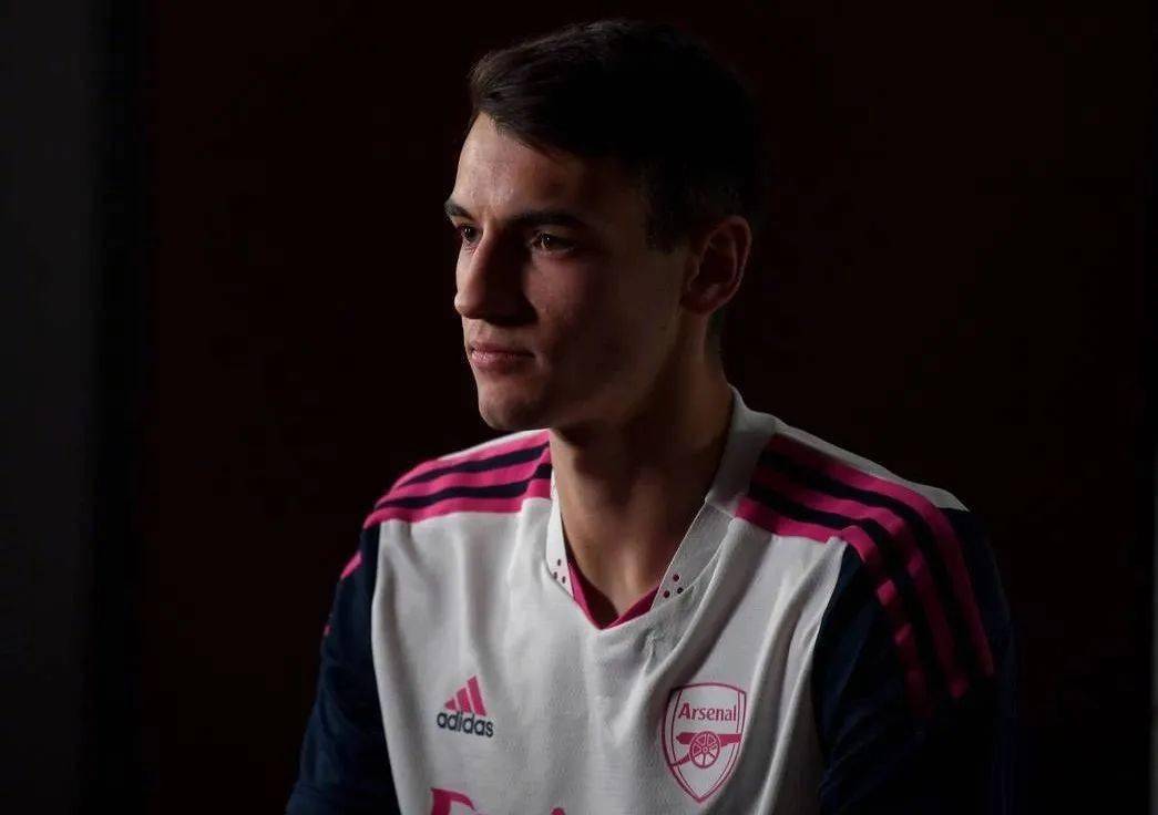 波兰00后圆梦豪门，他会跟随阿森纳，拿到本赛季英超冠军吗？
