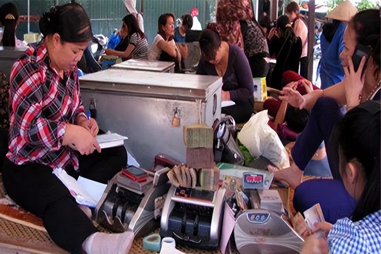 越南路边上成捆的人民币,越南大街上为何摆放成堆人民币