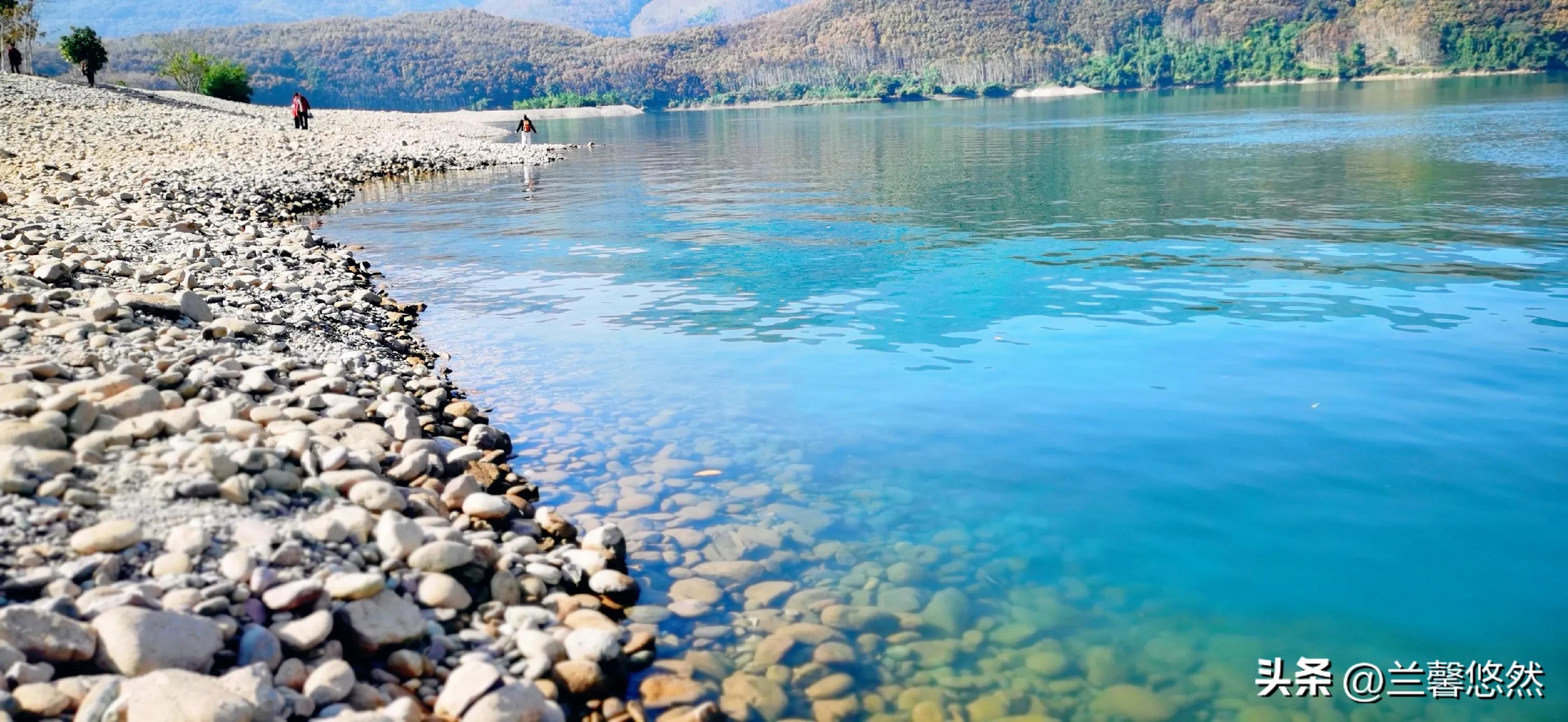 思茅港奇石,棋子湾的彩色石头