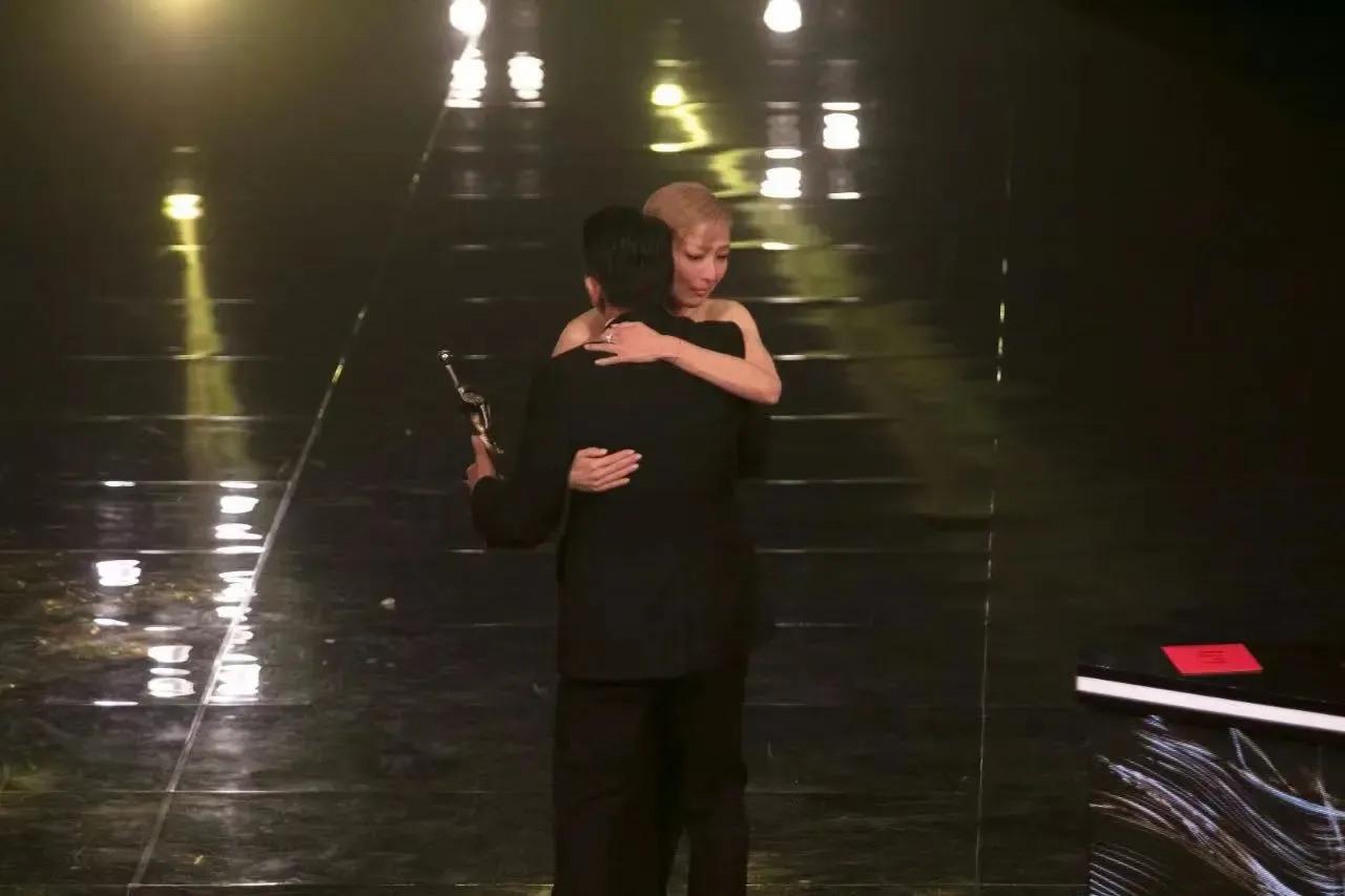 港女郑秀文教给我们的生存之道,跟郑秀文很像女明星