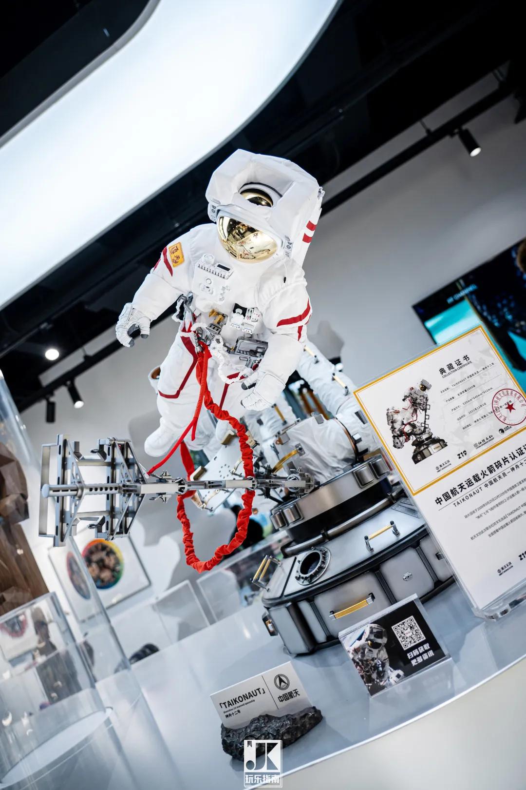 六位数玩偶、30万的AJ，免费送MOLLY，这家潮流店“很来事”