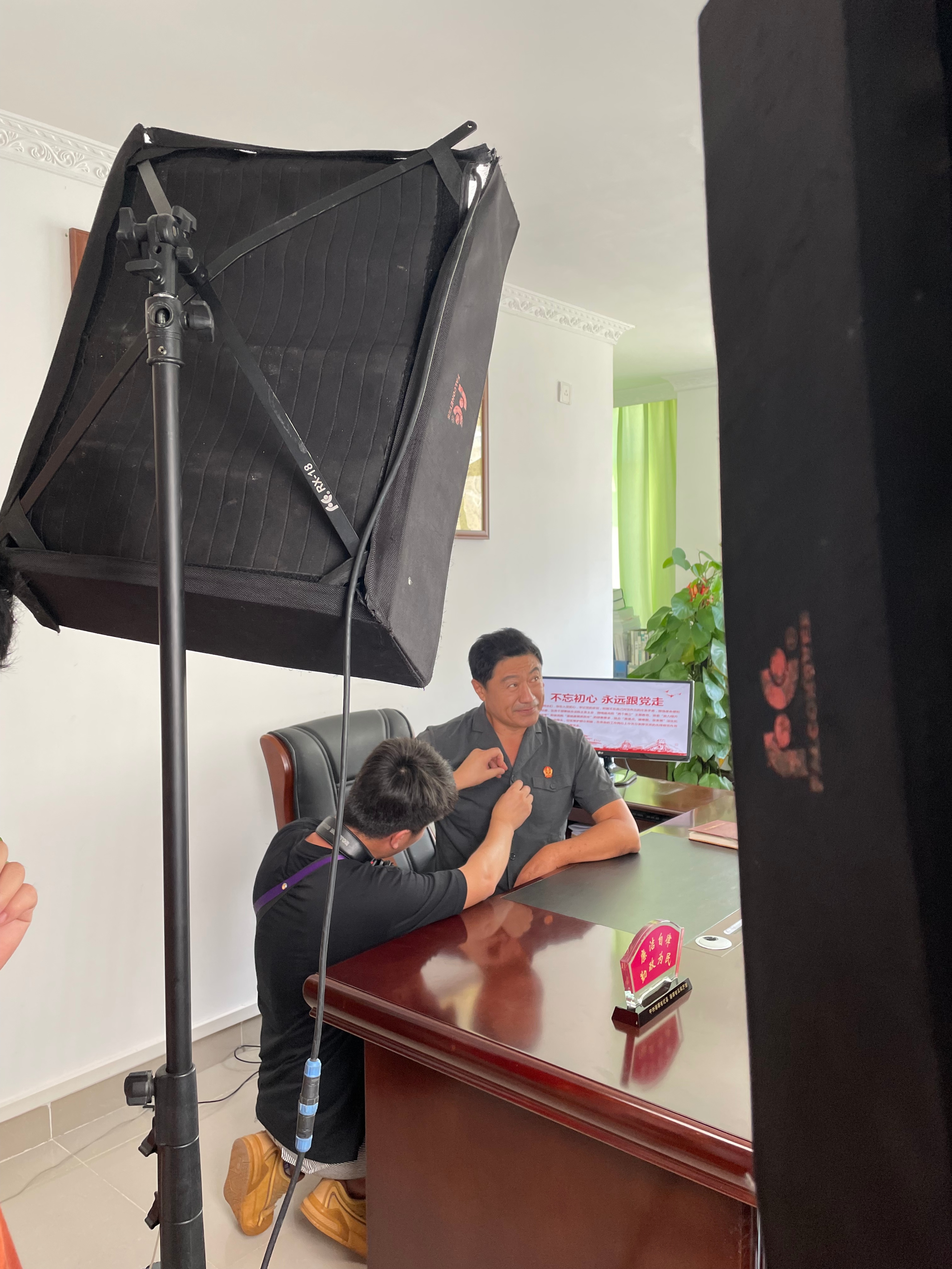 五指山市人民法院普法微电影《解套》高清剧照释出,首部“套代购”题材影片引爆期待值